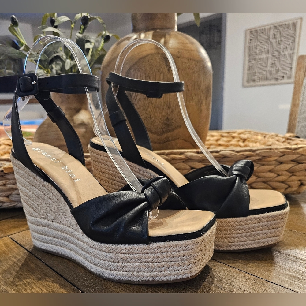 Gianni Bini Black & Tan Wedge Sandals Women's Size 9 NWOB
